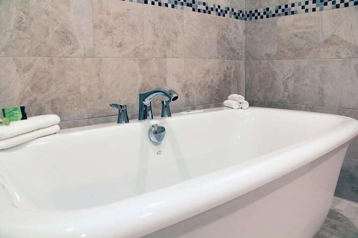Deep soaking bathtub