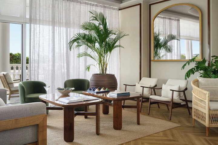Lounge 119 of 163