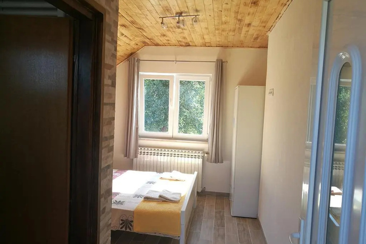 Room 4 of 10