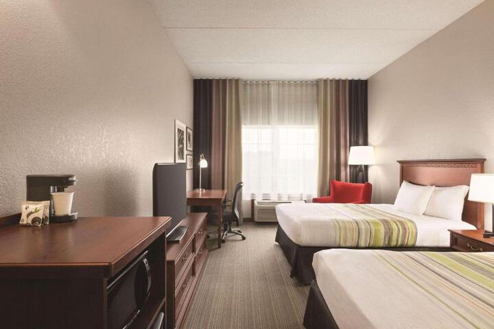 2 Queen Beds (2 of 7)