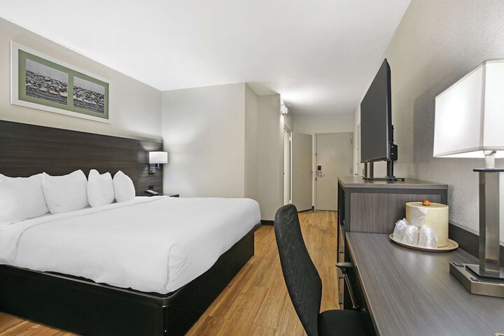 1 King Accessible Comm Assist Bathtub Microwave, Refrigerator WiFi Full Breakfast (13 of 19)