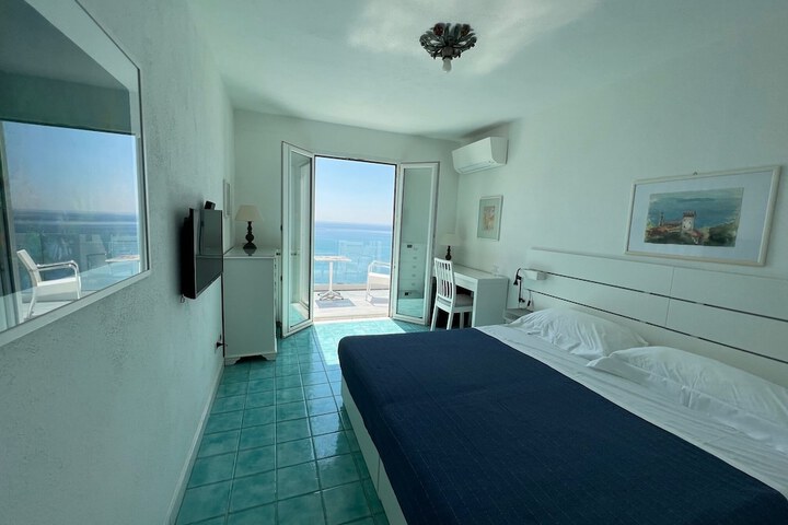 Room 14 of 37