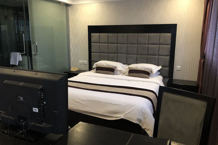 Room 5 of 18