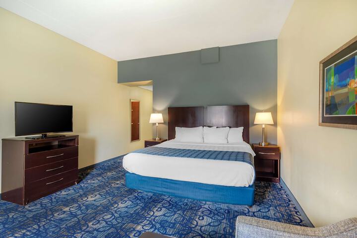 1 King Bed - Wireless High Speed Internet Accessible Microwave and Refrigerator Pillowtop (25 of 26)