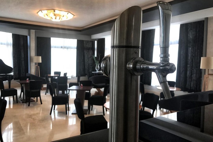Lounge 11 of 33
