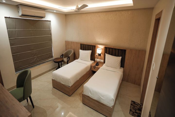 Room 13 of 34