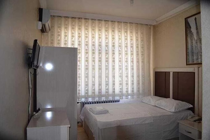 Room 6 of 13