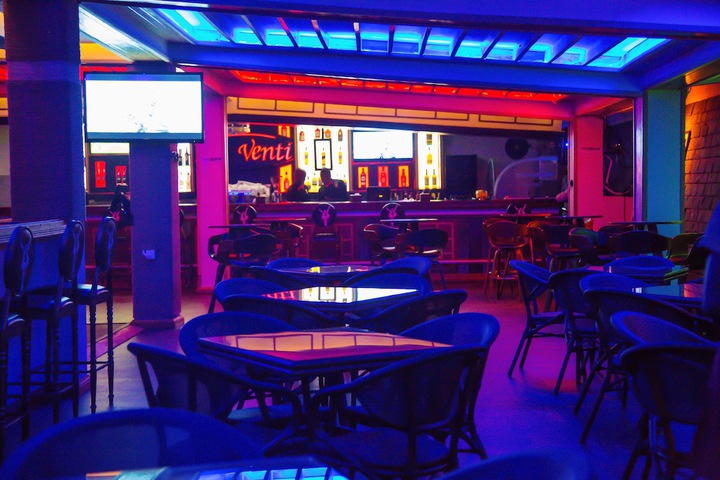 Lounge 31 of 41