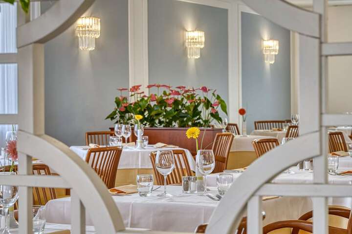 Dining 54 of 81