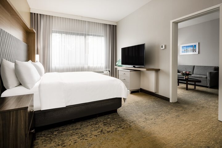 1 King Bed (10 of 17)