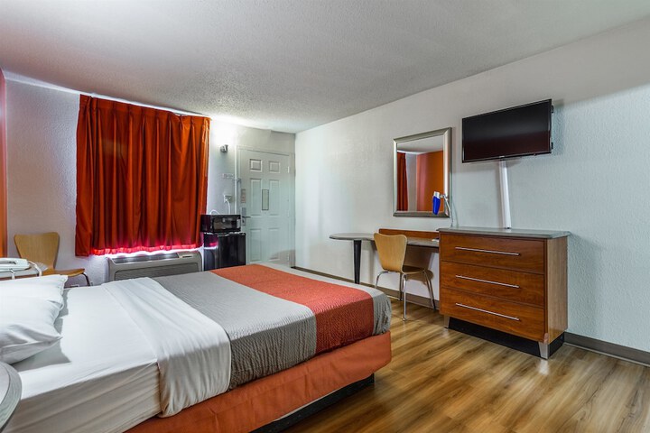1 Queen Bed (1 of 21)