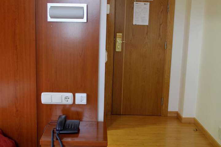 Room 9 of 32