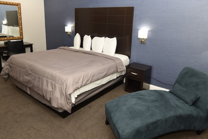 1 King Bed (10 of 33)