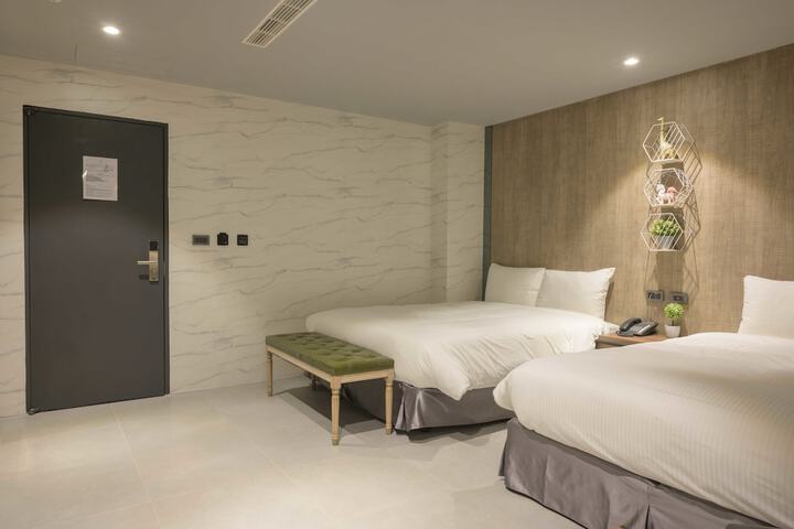 Room 25 of 119