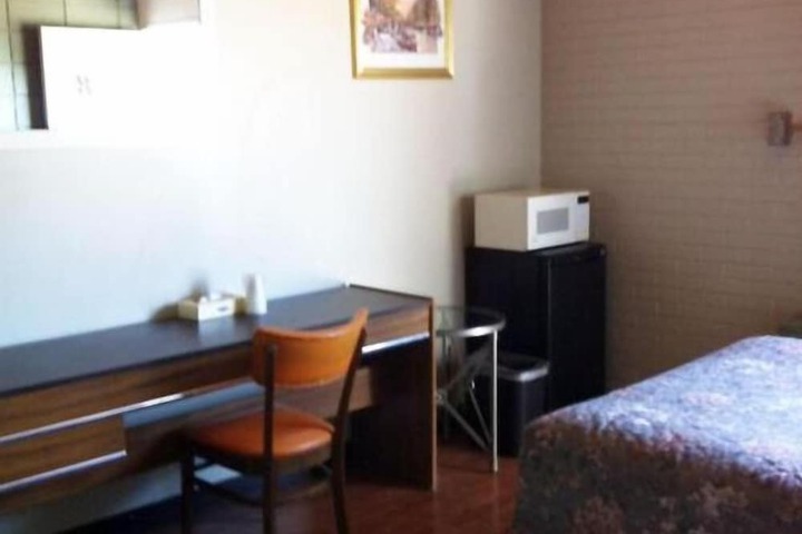 Room 4 of 9
