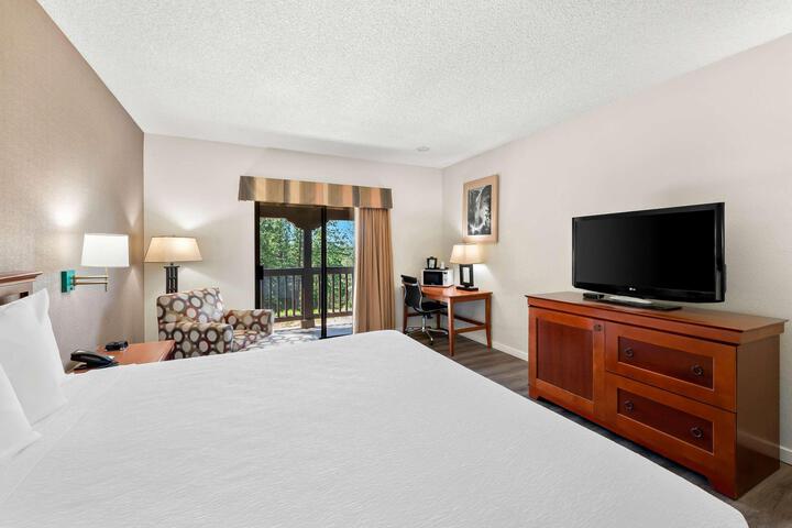 1 King Bed Refrigerator WiFi Full Breakfast (8 of 9)