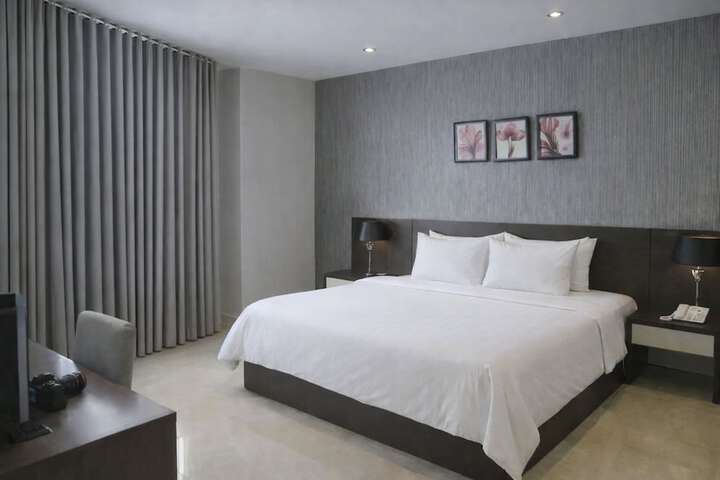 Room 4 of 18