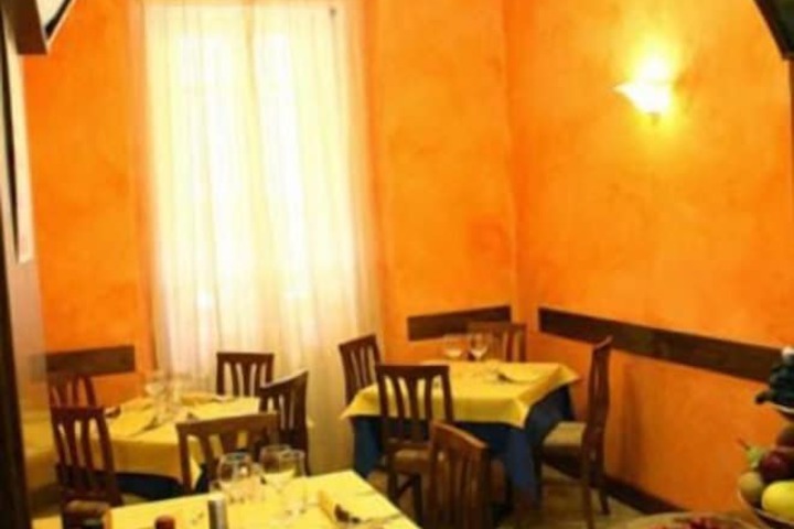 Dining 9 of 12