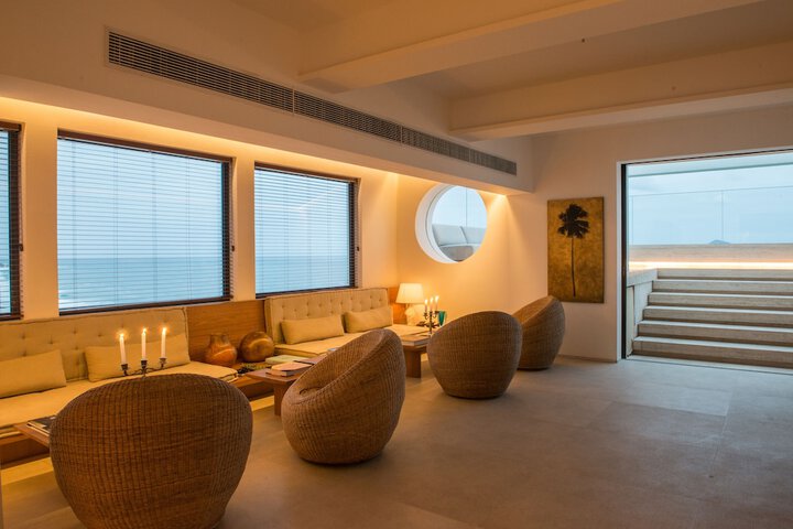 Lounge 45 of 55