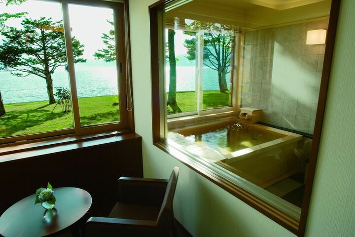 Deep soaking bathtub