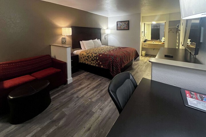 1 King Bed Mobility Accessible (5 of 6)