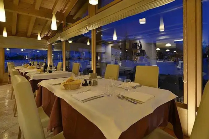 Dining 4 of 5