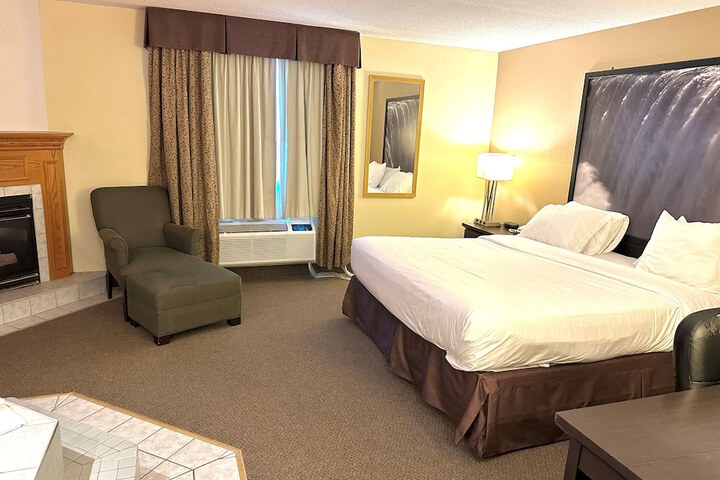 1 King Bed (7 of 11)