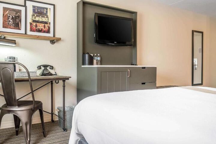 Quadruple Queen Bed (1 of 10)