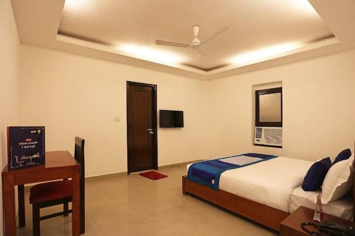 Room 5 of 12