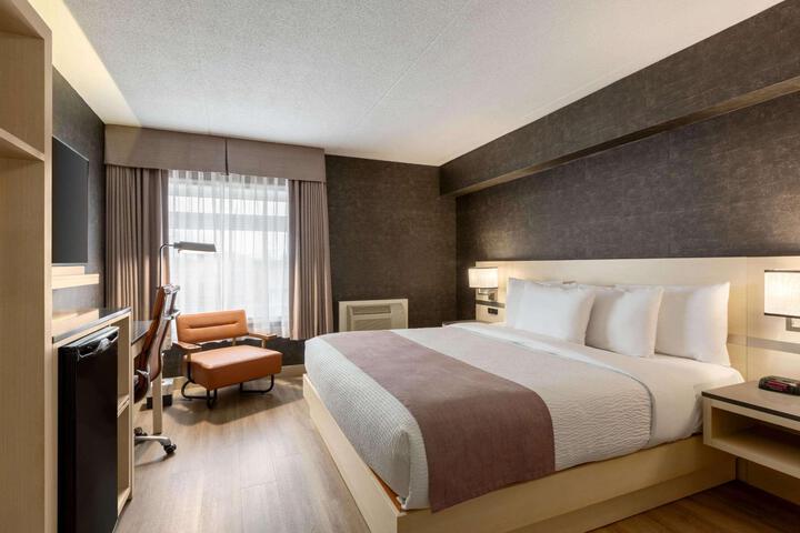 1 King Bed (3 of 15)