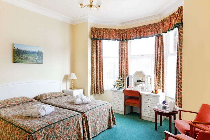 Room 5 of 104