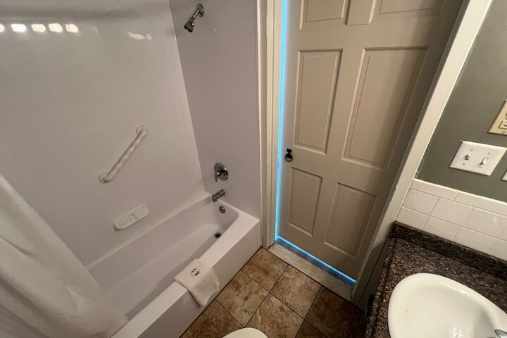 Room 17 of 28