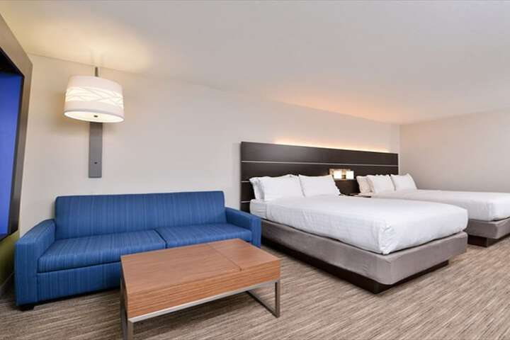 2 Queen Beds (2 of 13)