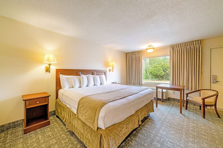 Single Queen Bed (5 of 7)