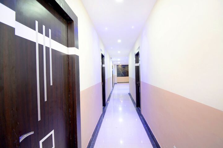 HOTEL ROYAL LIFESTYLE BY OYO ROOMS