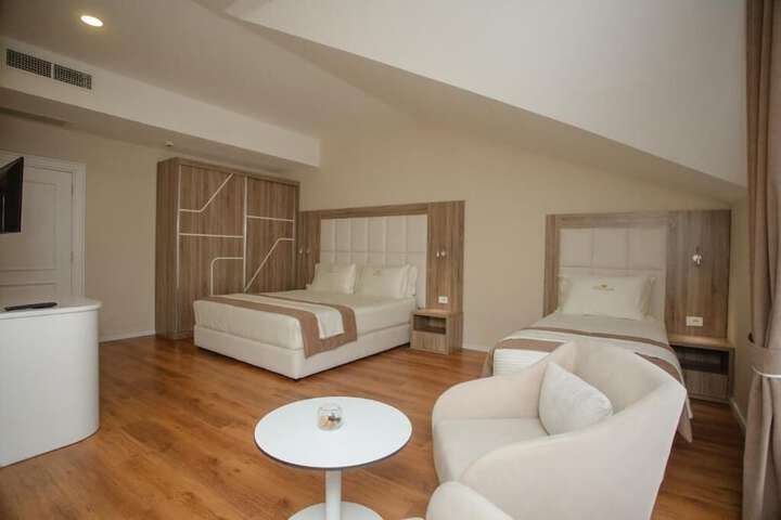 Room 4 of 17