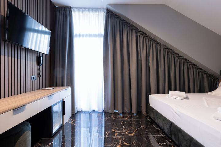 Room 28 of 141