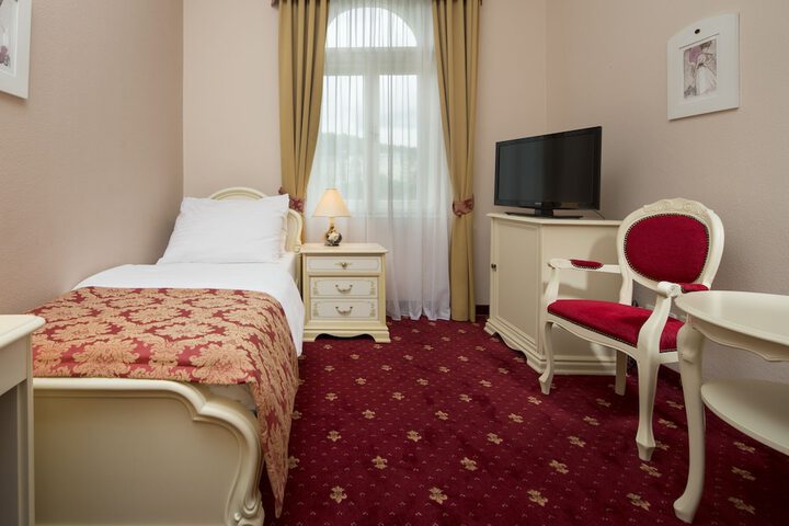Room 3 of 38