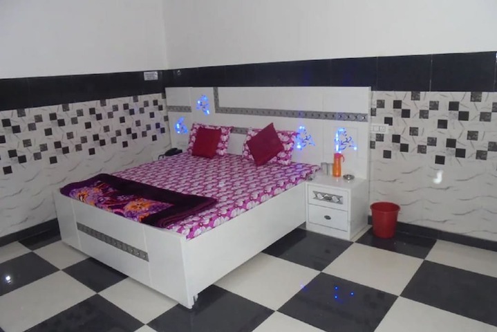 Room 4 of 10