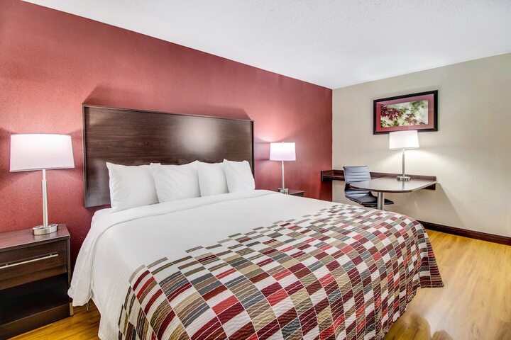 Deluxe King Bed (7 of 10)