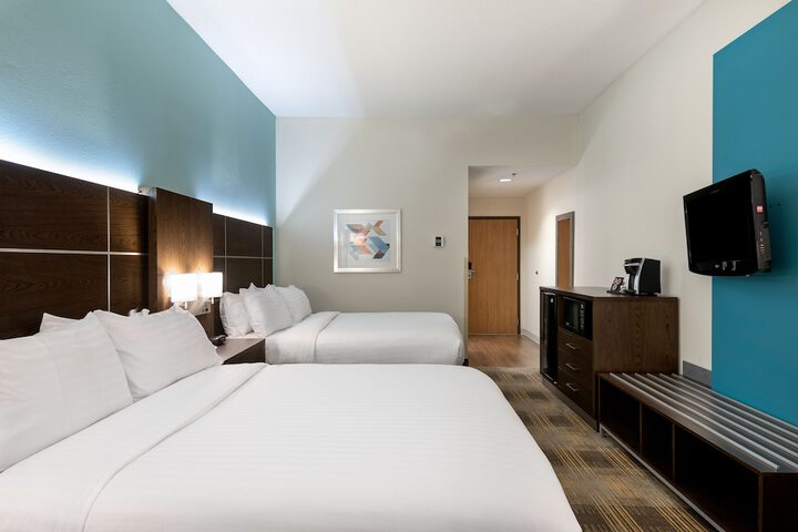 2 Queen Beds (10 of 12)