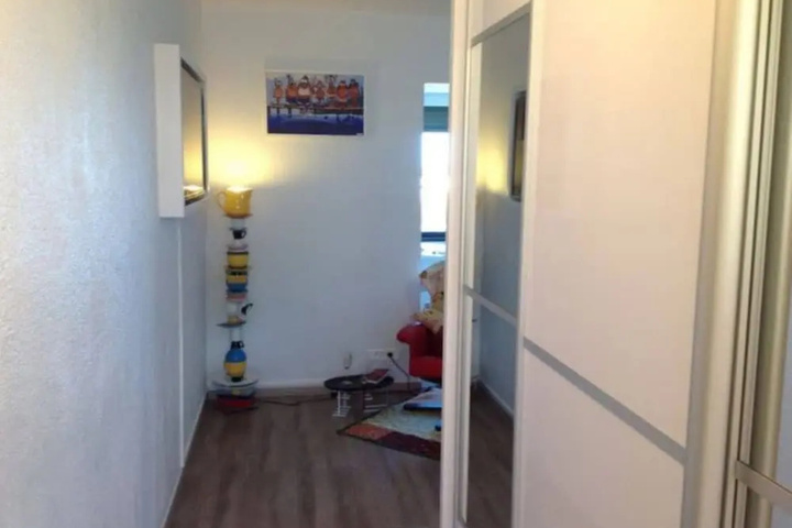 Room 4 of 8