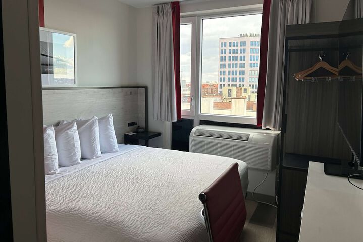 1 King Bed (4 of 5)