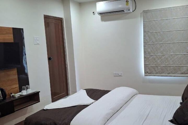 Room 6 of 9