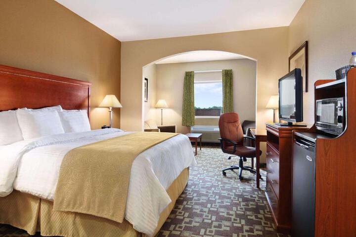2 Queen Beds (1 of 12)