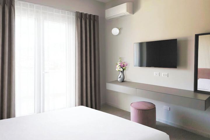 Room 4 of 77