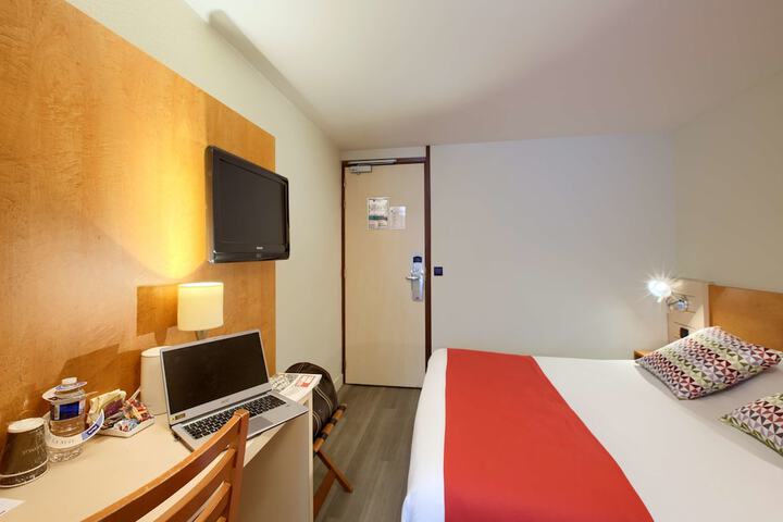 Room 12 of 32