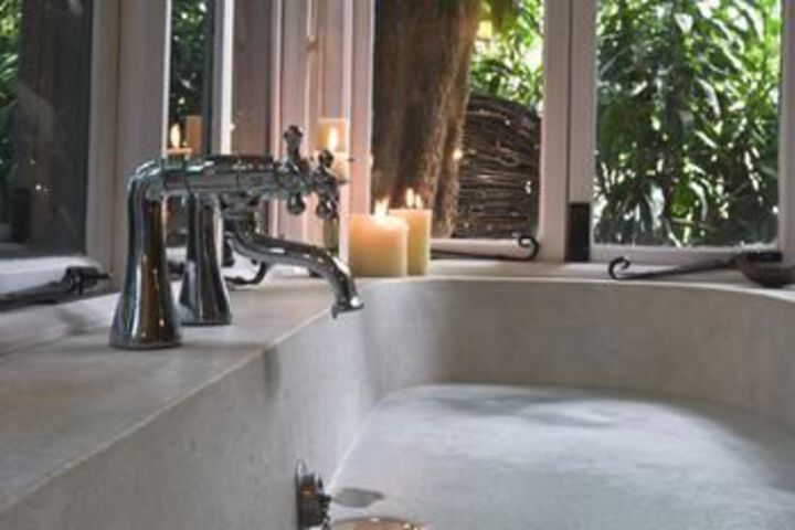 Deep Soaking Bathtub