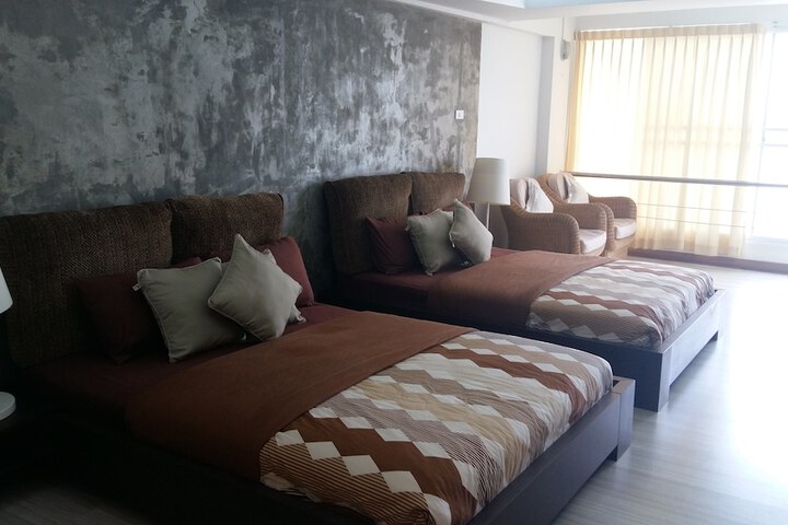 Room 4 of 12