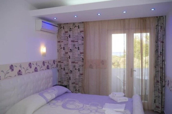 Room 6 of 73